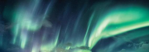 aurora boreale, aurora boreale nel cielo notturno sul circolo polare artico in scandinavia foto