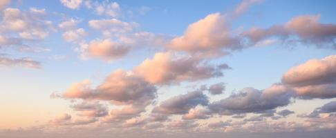 nuvole colorate nel cielo azzurro di sera foto