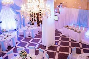 sala banchetti per matrimoni con elementi decorativi foto