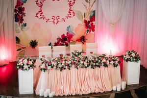 sala banchetti per matrimoni con elementi decorativi foto