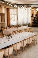 sala banchetti per matrimoni con elementi decorativi foto