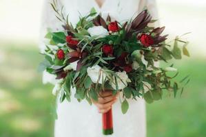 bouquet da sposa di fiori rossi e verde foto