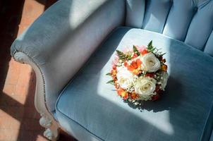 bouquet da sposa in morbida sedia antica foto