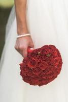 il bouquet di rose rosse della sposa