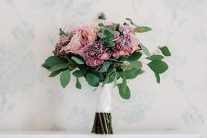 elegante bouquet da sposa di fiori naturali freschi foto