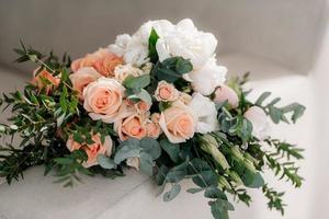 elegante bouquet da sposa di fiori naturali freschi foto