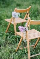 eleganti decorazioni nuziali fatte di fiori naturali foto