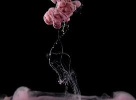 astratto fluido acrilico la pittura. marmorizzato rosa astratto inchiostro nube su nero sfondo. liquido marmo modello. moderno arte. foto