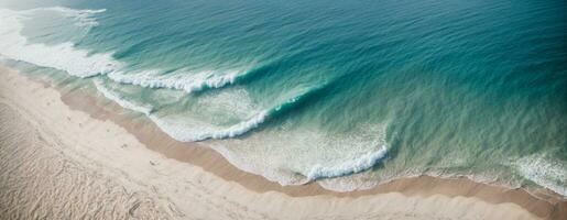 bellissimo sabbioso spiaggia e morbido blu oceano onda. ai generato foto