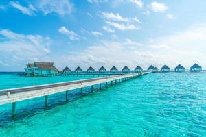 hotel resort tropicale maldive e isola con spiaggia e mare per il concetto di vacanza in vacanza - migliora lo stile di elaborazione del colore foto