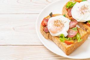 pane integrale abbrustolito con verdure, bacon e uovo o uovo alla Benedict, per colazione