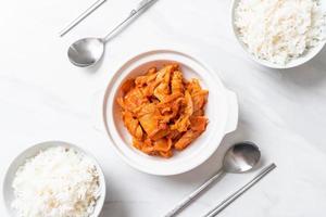 maiale saltato in padella con kimchi - stile alimentare coreano foto