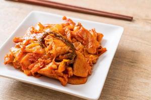 maiale saltato in padella con kimchi - stile alimentare coreano