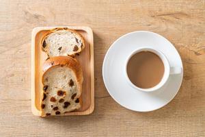 pane all'uvetta con tazza di caffè per colazione foto