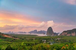 samet nang lei punto di vista con montagne nel Andamane mare a phang no, Tailandia foto