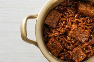 jjapaguri o chapaguri, spaghetti piccanti di fagioli neri coreani con carne di manzo foto