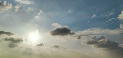 blu cielo e bianca nube chiaro estate Visualizza, un' grande bianca nube è nel il cielo, un' blu cielo con nuvole e alcuni bianca nuvole foto