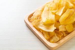 chips di banana - banana affettata fritta o al forno foto