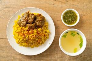 biryani di manzo o riso al curry e manzo - versione thai-musulmana del biryani indiano, con riso giallo profumato e manzo foto