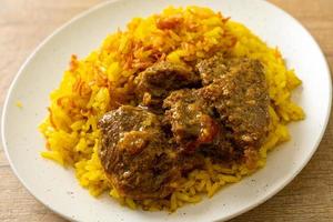 biryani di manzo o riso al curry e manzo - versione thai-musulmana del biryani indiano, con riso giallo profumato e manzo foto