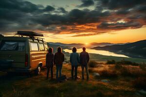 gruppo di amici In piedi insieme e guardare a il montagna Visualizza, godendo fresco aria e bellissimo Visualizza vicino il camper macchina. campeggio, viaggiare, vacanza e famiglia viaggio concetto. ai generativo foto