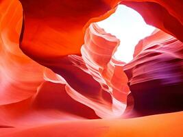 eroso arenaria e raggio di luce del sole nel antilope canyon foto