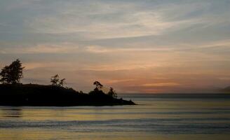 tranquillo, calmo e colorato tramonto al di sopra di il salish mare vicino anacorte, Washington. san juan isole foto