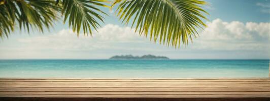 di legno tavolo su il spiaggia con palma alberi e blu cielo foto