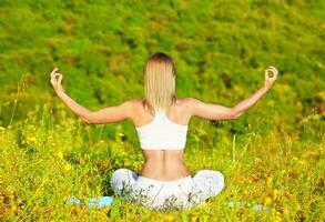 salutare femmina fare yoga foto