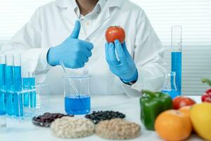 scienziato garante no chimico su frutta residui nel laboratorio. controllo esperti ispezionare il concentrazione di chimico residui, standard, trova Proibito sostanze, contaminare, microbiologo foto