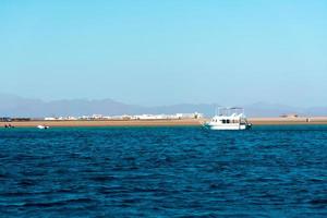 vista sul mare da dahab sina egitto paesaggio mare e montagne foto