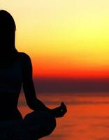 yoga donna al di sopra di tramonto foto