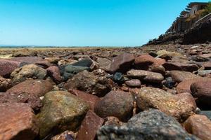 vista sul mare da dahab sina egitto paesaggio mare e montagne foto