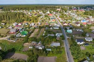 aereo Visualizza su provinciale città o grande villaggio alloggiamento la zona con molti edifici, strade e giardino. foto