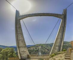 panoramico Visualizza di il supporto struttura di il arounca sospensione ponte nel Portogallo foto