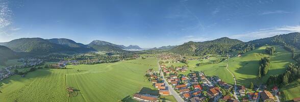 fuco panorama al di sopra di bavarese turista villaggio reit sono winkl nel estate foto