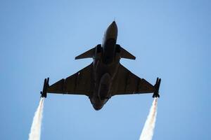 militare combattente Jet aereo a aria base. aeroporto e aeroporto. aria vigore volo operazione. aviazione e aereo. aria difesa. militare industria. volare e volare. foto