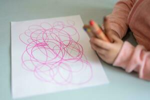 un' piccolo bambino è apprendimento per disegnare un' immagine foto