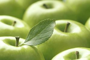 primo piano di mele verdi lucide foto