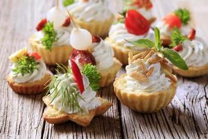 varietà di tartine a base di pasta con vari condimenti foto