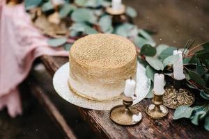 decorazioni di nozze con una torta dorata