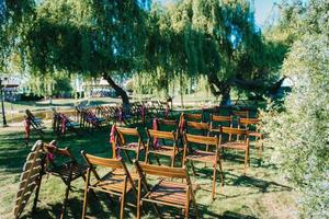 area cerimonia di nozze, arredamento di sedie ad arco foto