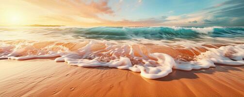 intricato ondulazione modelli su sabbioso spiaggia sotto tropicale luce del sole foto