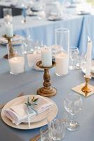 decorazioni di candele atmosferiche con fuoco vivo sul tavolo del banchetto