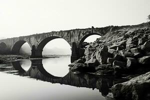antico pietra ponte nel minimalista nero e bianca sfondo con vuoto spazio per testo foto