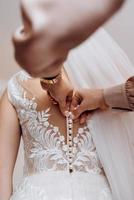 abito da sposa con corsetto e allacciatura foto