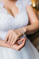 la sposa indossa un braccialetto nuziale alla mano sinistra