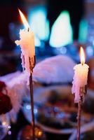 decorazione di tavoli con candele accese