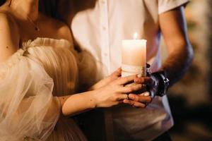 gli sposi tenevano la candela in mano