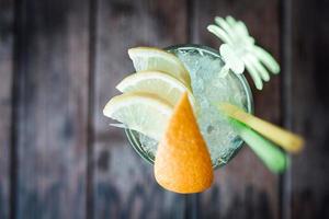 cocktail alcolico di frutta a base di lime, menta, arancia, soda foto